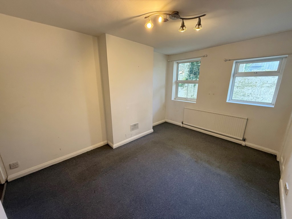Lot: 165 - LOWER GROUND FLOOR FLAT FOR REFURBISHMENT - Bedroom